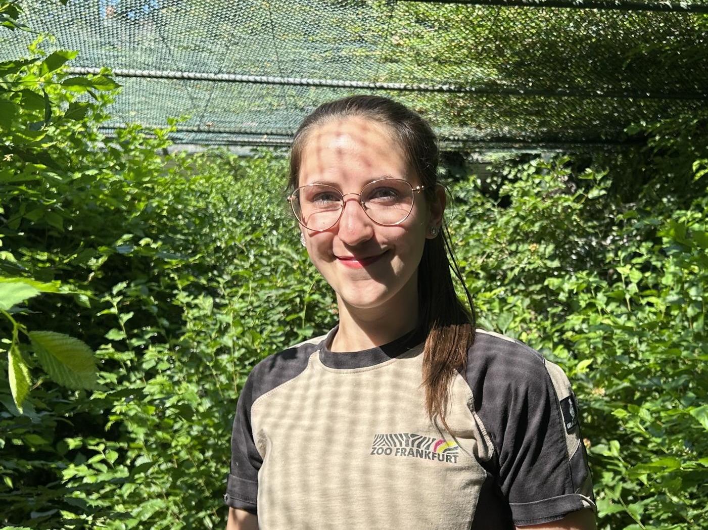 Tatjana Broschwitz hat im Frankfurter Zoo ihre Ausbildung absolviert und arbeitet seit zwei Jahren im Vogelrevier des Zoos. Sie liebt vor allem die Tiere der Vogelbüsche, also zum Beispiel Kahnschnäbel, Seriemas und Hammerköpfe. 