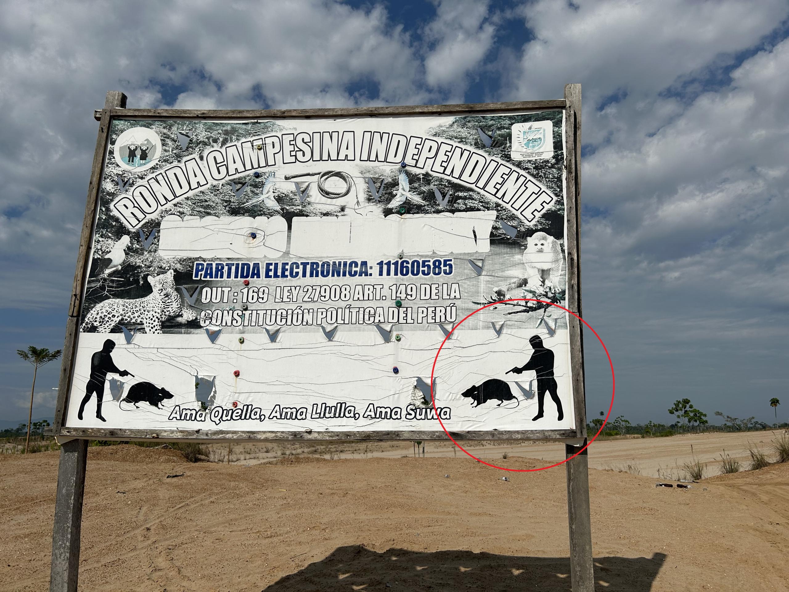 In La Pampa sind an verschiedensten Stellen Drohungen gegen die Behörden angebracht. Wie hier auf diesem Plakat mit Einschusslöchern, auf dem dargestellt wird, wie Ratten (als Symbol für die Behörden) erschossen werden. 