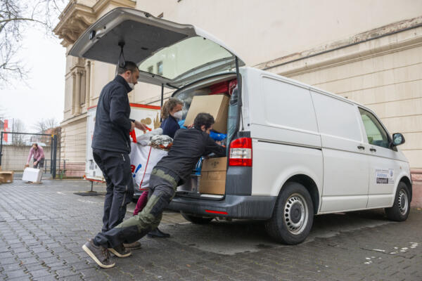 FZS staff packing a car with supplies to Ukraine. Frankfurt, Germany.