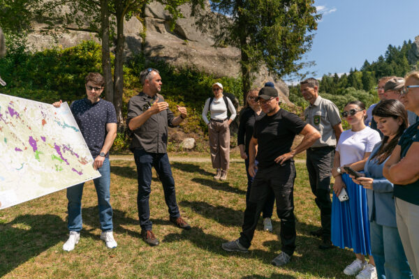 Michael Brombacher explains a map of Skolivski Beskydy National Park to German Environment Minister Carsten Schneider and the visiting delegation.