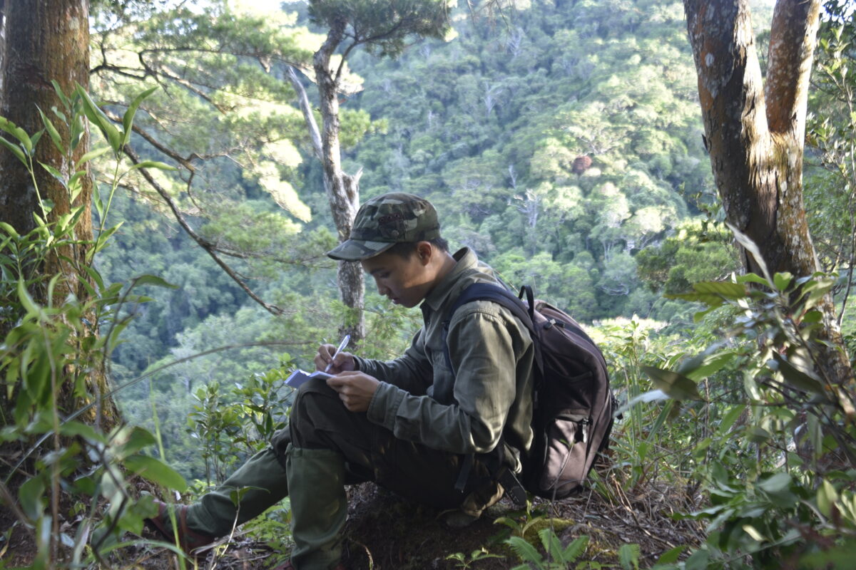 ZGF Mitarbeiter dokumentiert Beobachtungen während der Feldarbeit im Bergwald des Kon-Ka-Kinh-Nationalparks in Vietnam.